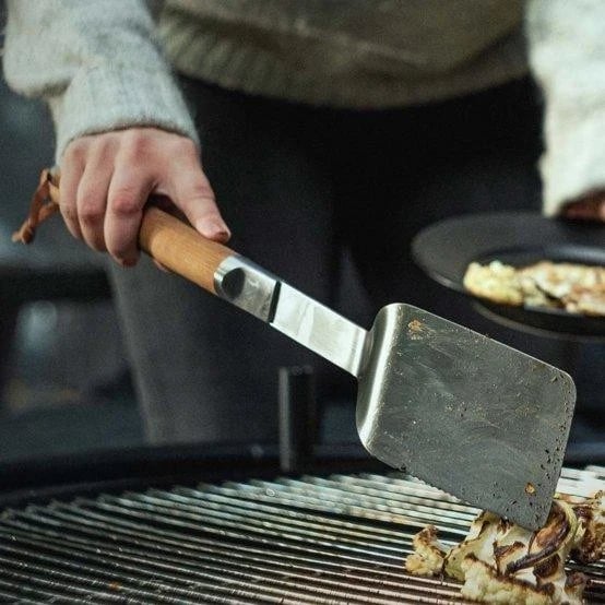 Szpatulë për Grill Chef nga Fiskars, modeli 1066425, ngjyrë argjendi