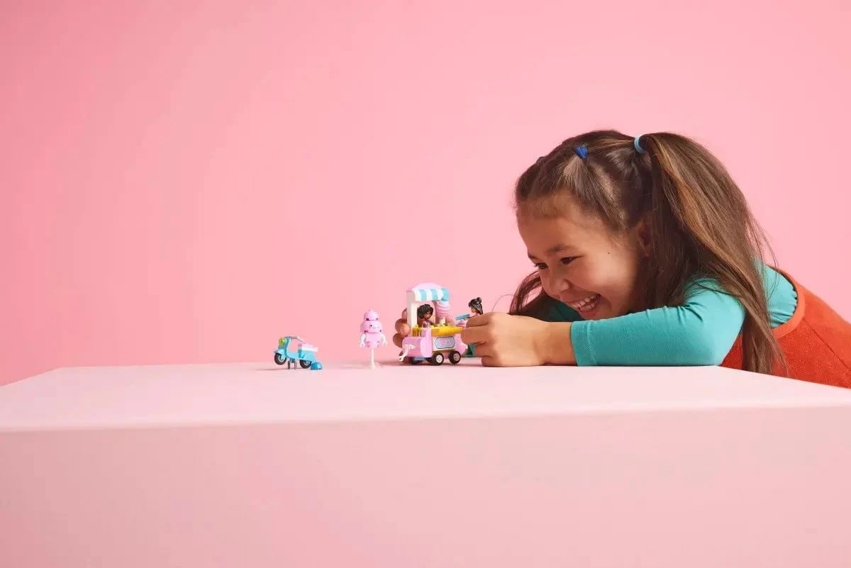 Lodra LEGO Friends 42643, Stenda e Sheqerit të Mbështjellë dhe Skuter, Rozë