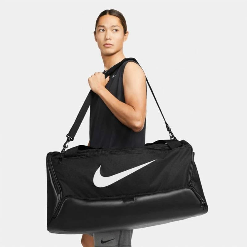 Çantë sportive Nike Brasilia 9.5 për meshkuj dhe femra, e zezë