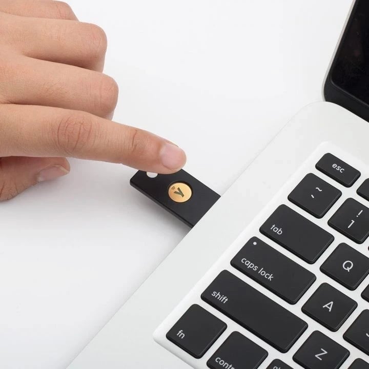 Çelës sigurie YubiKey 5 NFC, i zi