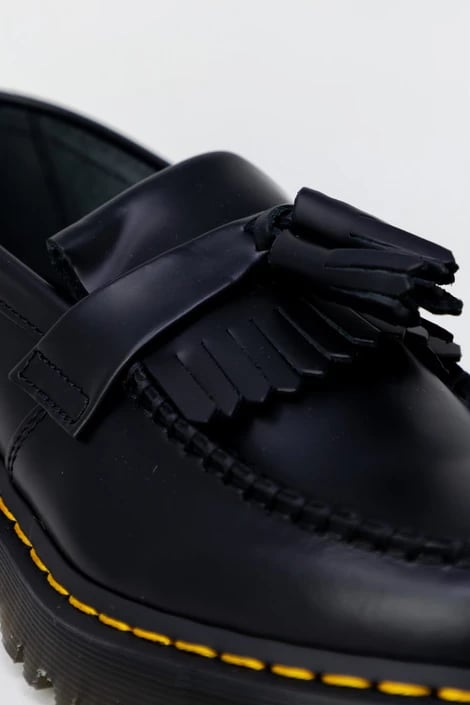 Këpucë të ulëta Dr. Martens për femra, të zeza