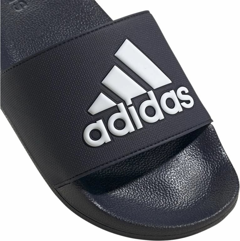 Shapka adidas Adilette GZ3774 për meshkuj, femra dhe fëmijë, ngjyrë blu marin