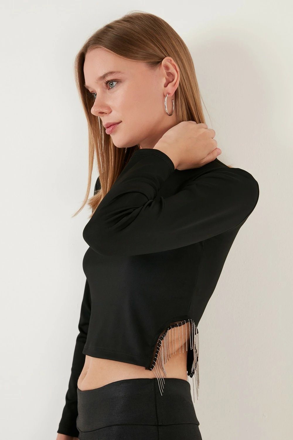 Maicë Lela Slim Fit Crew Neck Side Chain Crop për femra, e zezë