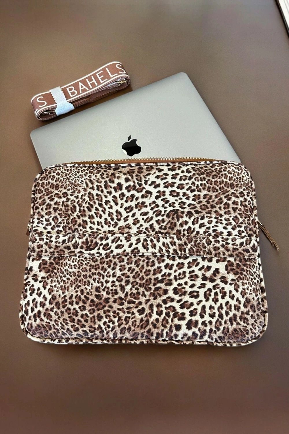 Çantë laptopi dhe tableti Bahels, model leopard, e zezë