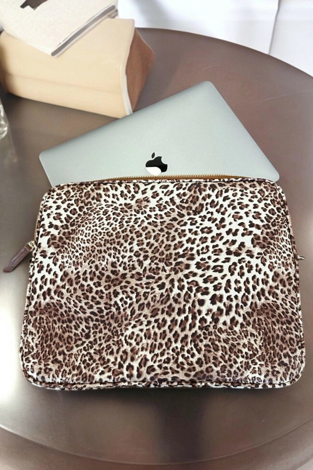 Çantë laptopi dhe tableti Bahels, model leopard, e zezë