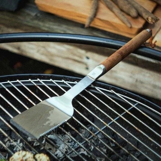 Szpatulë për Grill Chef nga Fiskars, modeli 1066425, ngjyrë argjendi