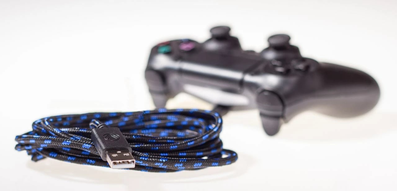 Kabllo karikimi Snakebyte për kontrollues PS4, USB-A, 4m, e kaltër/e zezë