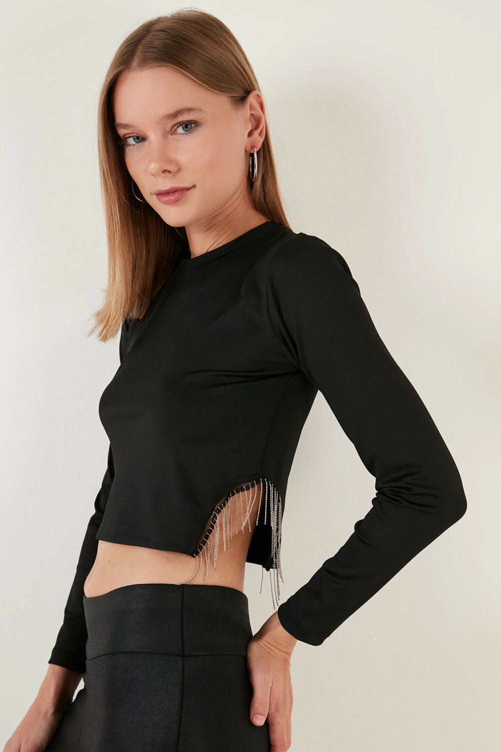 Maicë Lela Slim Fit Crew Neck Side Chain Crop për femra, e zezë