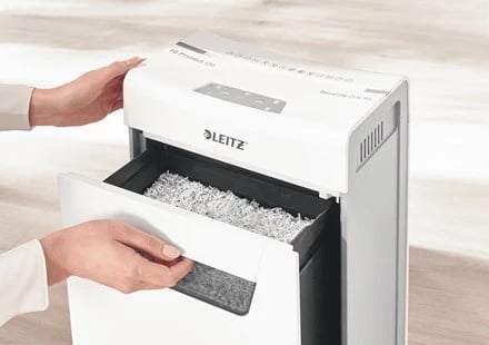 Shredder LEITZ IQ Protect Premium 8X, P4, 8 fletë, shportë 14 l, e bardhë