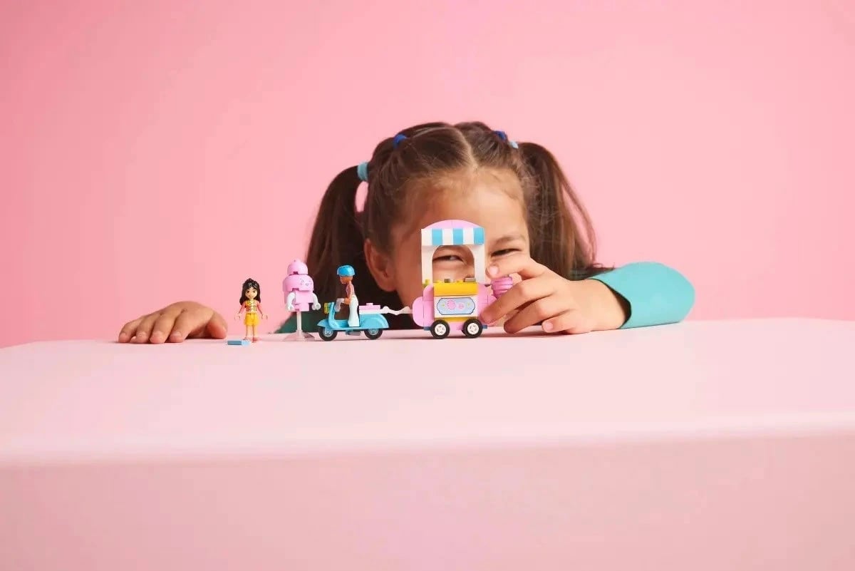 Lodra LEGO Friends 42643, Stenda e Sheqerit të Mbështjellë dhe Skuter, Rozë